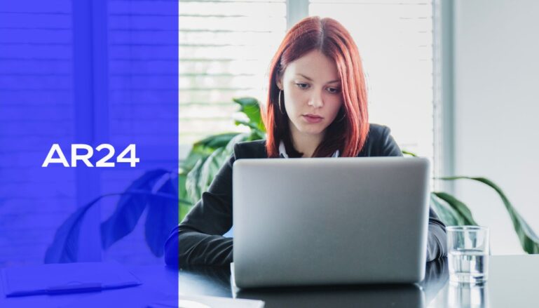 Photo d'une personne travaillant sur un ordinateur pour un syndic de copropriété