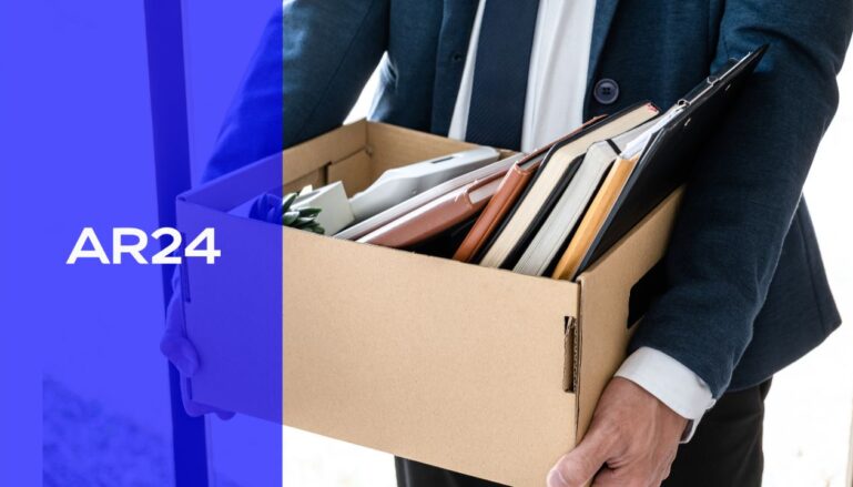 Photo personne qui quitte le bureau avec ses cartons