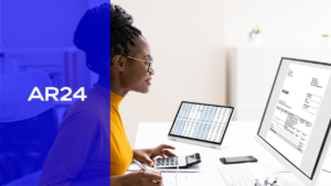 personne de la comptabilité devant un ordinateur