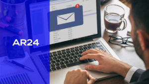 Personne devant un ordinateur qui reçoit un mail